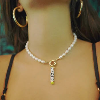  2021 nové luxusné prírodné sladkovodné perlový náhrdelník jedinečný abecedy prívesok na krk šperky ženy elegantné módne, odevné doplnky